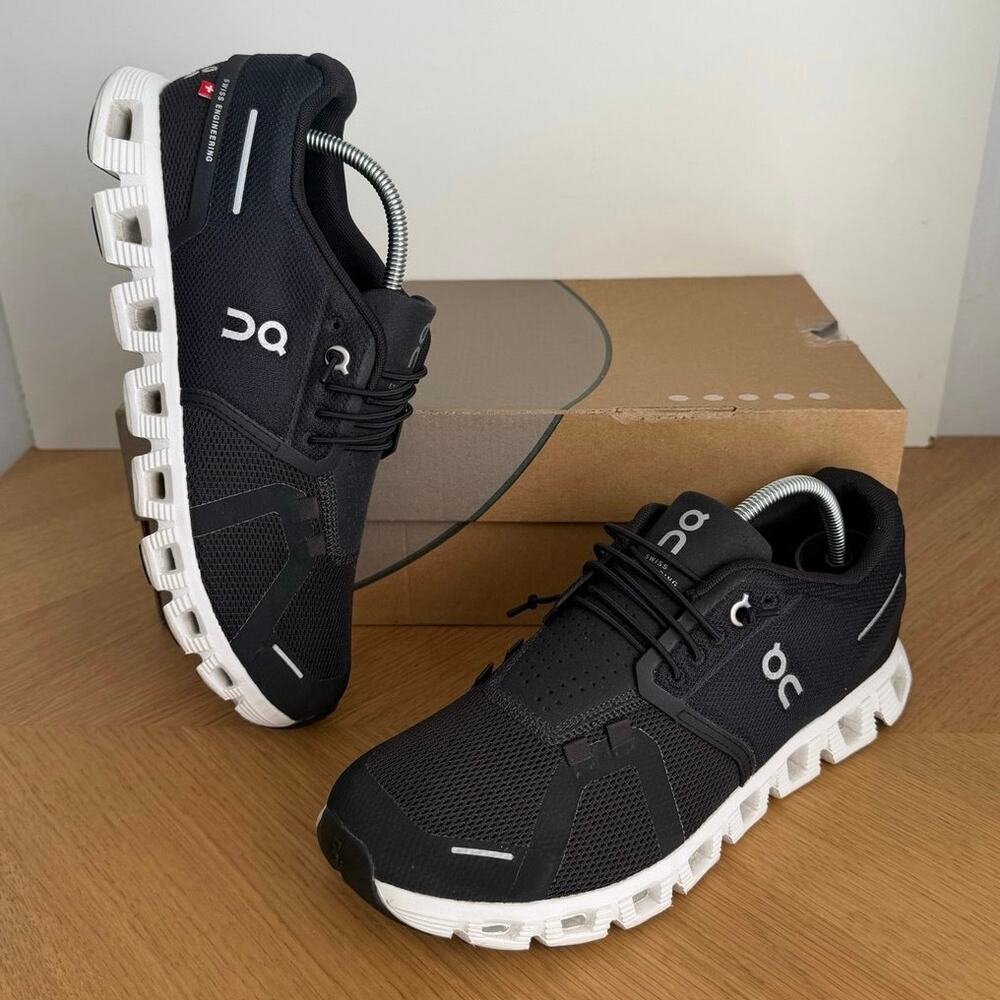 On Cloud “Black/White” Women Running Sneakers- SZ 8